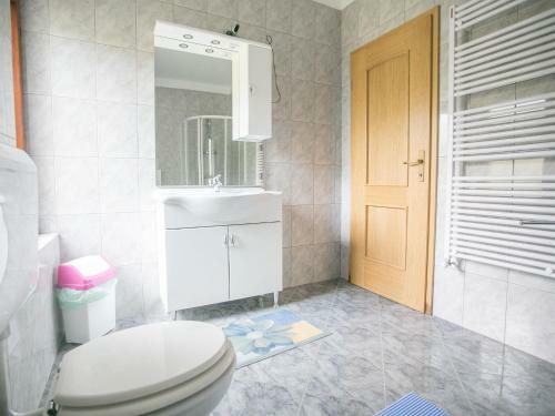Comfortable Apartment With A Shared Swimming Pool For Up To 6 Persons