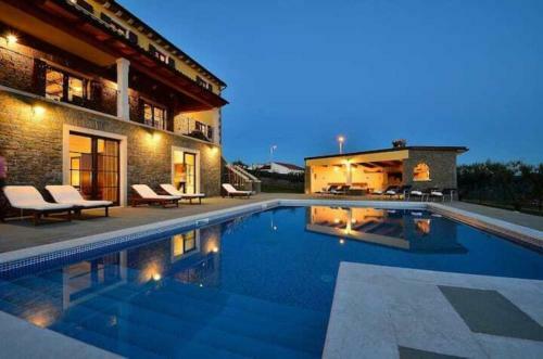 Lovely 5-bed Villa In Buzet