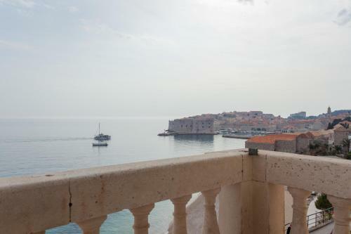 Luxury Beachfront Apartment Banje