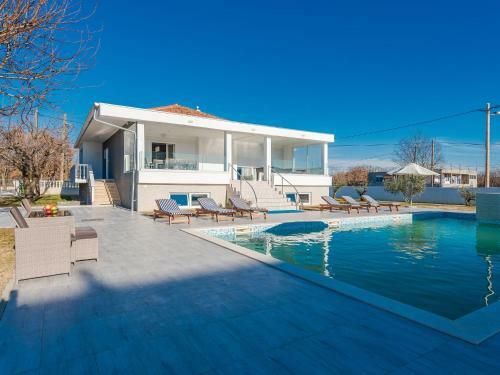 Spacious Holiday Home In Galovac With Jacuzzi