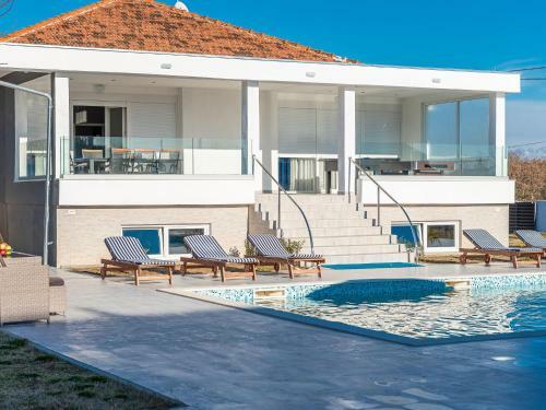 Spacious Holiday Home In Galovac With Jacuzzi