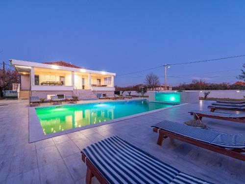 Spacious Holiday Home In Galovac With Jacuzzi