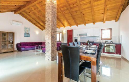 Three-bedroom Holiday Home In Gostinjac