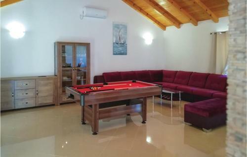 Three-bedroom Holiday Home In Gostinjac