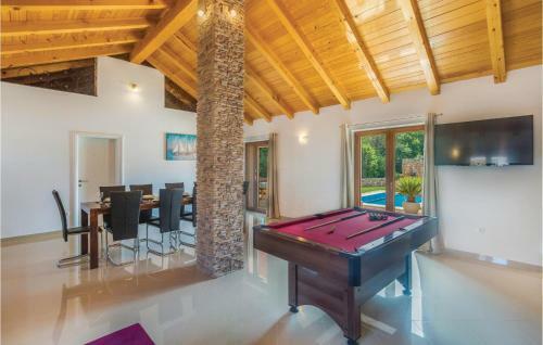 Three-bedroom Holiday Home In Gostinjac