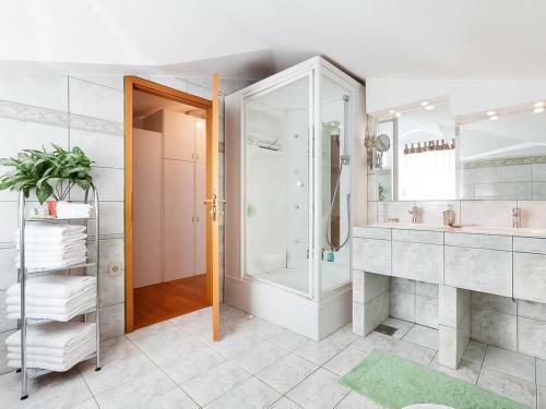 Ika Villa Sleeps 8 With Pool Air Con And Wifi