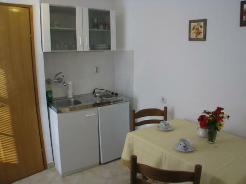 Cosy Apartment In Jezera With Garden