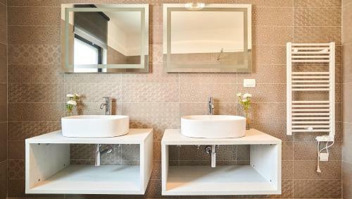 Hostal Elegant Villa Dolcea With A Swimming Pool