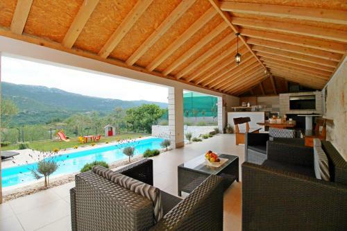 Villa Pasika With Private 31m2 Pool, Summer Kitchen With Bbq, 4 Bedrooms