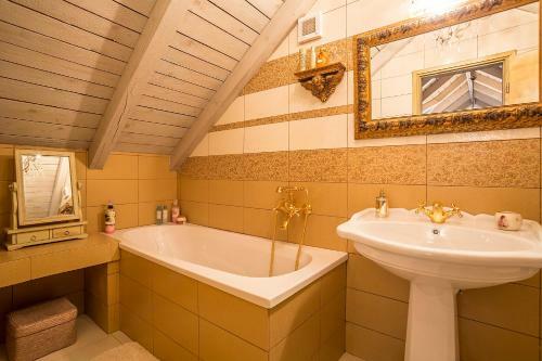 Luxury Villa Lipa With Hot Tub