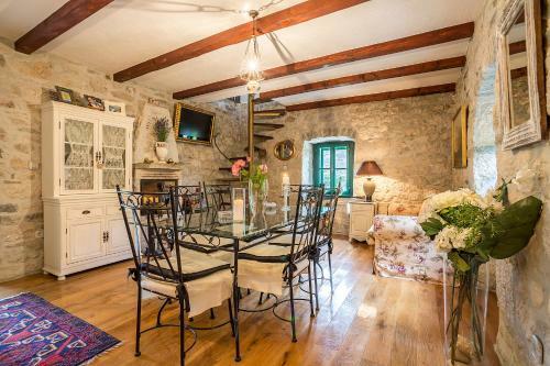 Luxury Villa Lipa With Hot Tub
