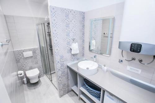 Inviting 6-bed Villa In Plano