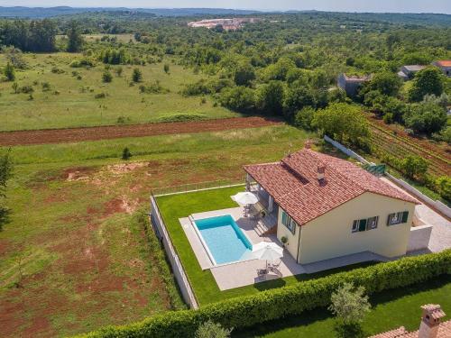 Peaceful Villa In Dubravci With Swimming Pool