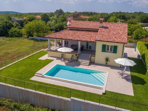 Peaceful Villa In Dubravci With Swimming Pool