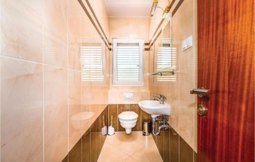 Four-bedroom Holiday Home In Linardici