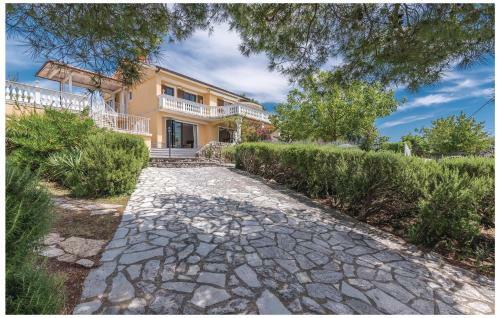 Four-bedroom Holiday Home In Linardici