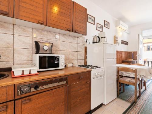 Decent Apartment In Li?njan With Balcony