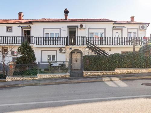 Decent Apartment In Li?njan With Balcony