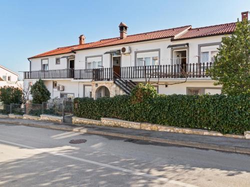 Decent Apartment In Li?njan With Balcony