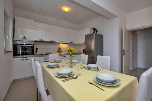 Apartment With Big And Free Private Parking