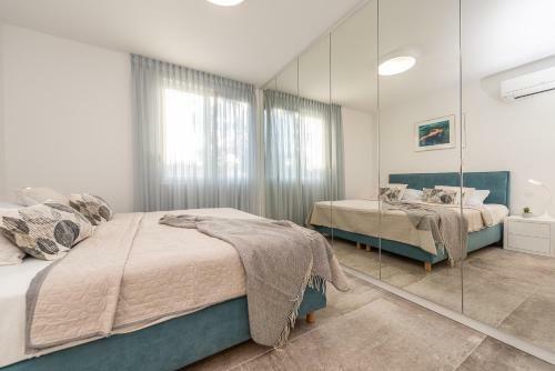 Bekina, Stylish Rooftop Pool Apartment