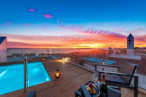 Bekina, Stylish Rooftop Pool Apartment