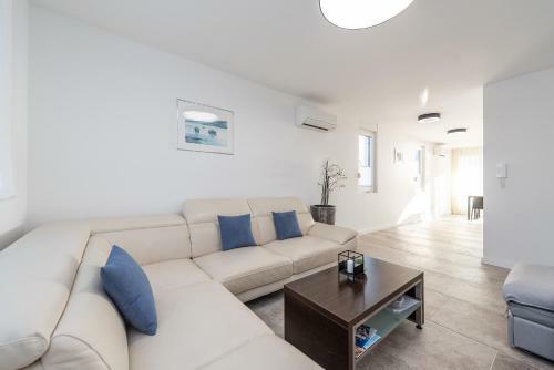Bekina, Stylish Rooftop Pool Apartment