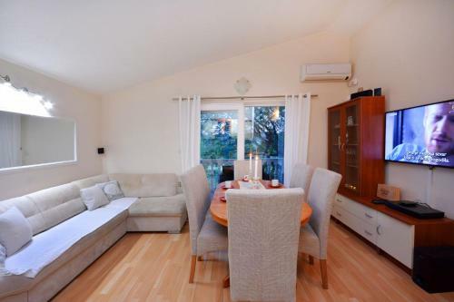 Apartment Zeljko - With Pool