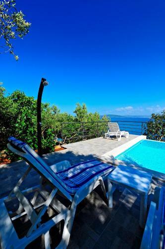 Stunning 7-bed Villa In Maslinica With Pool