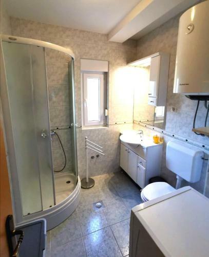 Apartment Dundo In Quiet Green Area