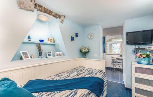 Beautiful Home In Miholascica W/ Jacuzzi And 3 Bedrooms