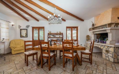 Villa Bacio With Pool, Wine Cellar, Volleyball Field