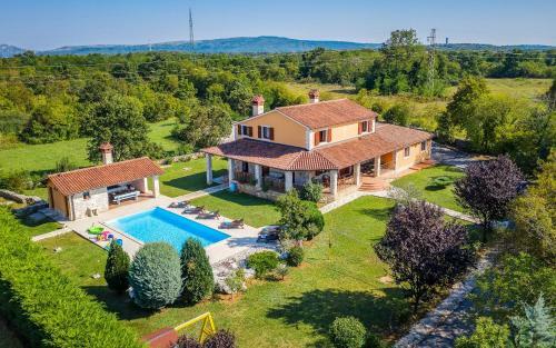 Villa Bacio With Pool, Wine Cellar, Volleyball Field