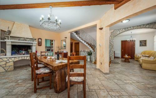 Villa Bacio With Pool, Wine Cellar, Volleyball Field