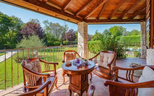 Villa Bacio With Pool, Wine Cellar, Volleyball Field
