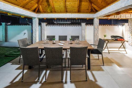 Holiday Home With Pool Oaza