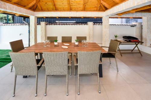 Holiday Home With Pool Oaza