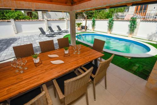 Holiday Home With Pool Oaza