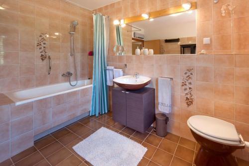 Apartment With Private Pool And Large Garden