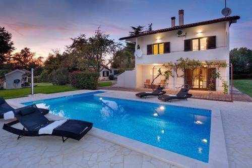 Apartment With Private Pool And Large Garden
