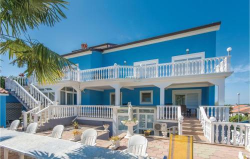 Three-bedroom Apartment In Novigrad