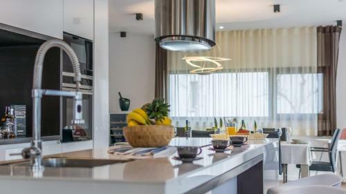 Hostal Modern Villa Paolo With A Heated Outdoor Pool