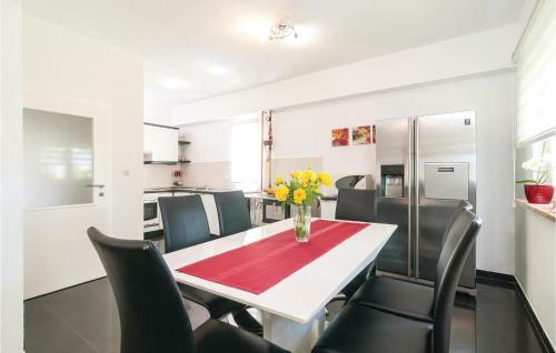 Five-bedroom Holiday Home In Obrovac Sinjski