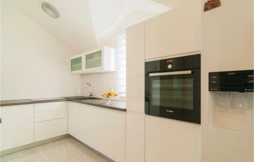 Five-bedroom Holiday Home In Obrovac Sinjski
