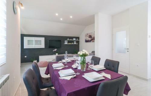 Five-bedroom Holiday Home In Obrovac Sinjski