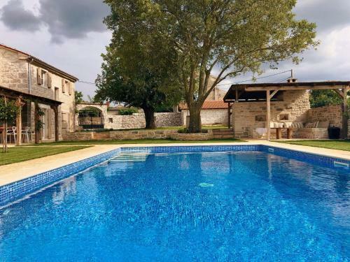 Renovated Stunning Stonevilla With Pool