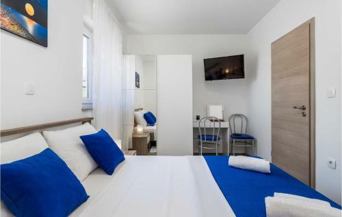 Awesome Apartment In Pag W/ Jacuzzi And 3 Bedrooms