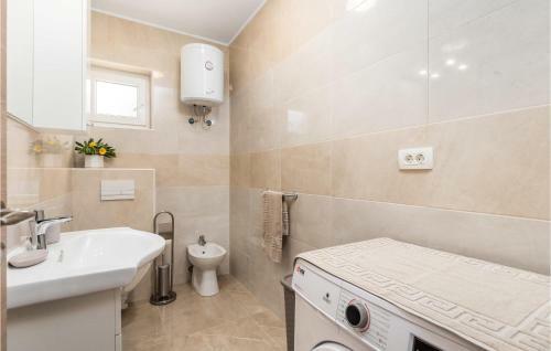 Awesome Apartment In Pag W/ Jacuzzi And 3 Bedrooms