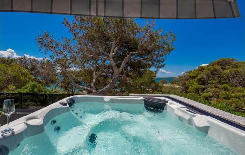 Awesome Apartment In Pag W/ Jacuzzi And 3 Bedrooms