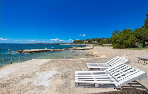 Awesome Apartment In Pag W/ Jacuzzi And 3 Bedrooms